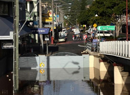 Vattnet står högt i Lismore, Australien. Två delstater är förklarade som katastofområden på grund av regnovädren. (Foto: AFP)