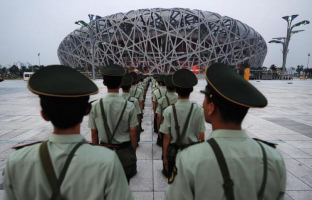 Kinesiska soldater övar terroristbekämpning utanför olympiska huvudarenan, också känt som “Fågelboet”. (Foto: Frederick J. Brown/AFP/Getty Images)
