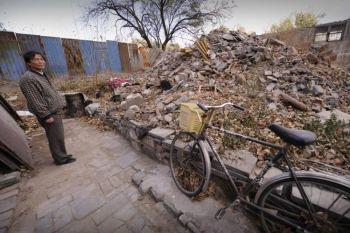 Rättvisa? Dong Jiqin ser på resterna av familjens hem. Det ödelades efter ett domstolsbeslut i Peking den 18 november, om att låta exploatörer förstöra det. (Foto: Peter Parks/AFP/Getty Images)