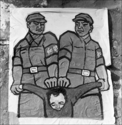 En affisch som var uppsatt på en gata i Peking i slutet av 1966 visar hur man handskas med en så kallad "folkets fiende” under den Stora proletära kulturrevolutionen. Zhang Hongbing tog kulturrevolutionens dekret om "folkets fiender" på allvar och angav sin egen mor, som avrättades. Han försöker nu använda hennes död som ett sätt att informera människor om den tidens grymhet. (Foto: Jean Vincent/AFP/Getty Images)