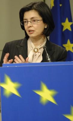 Meglena Kuneva, EU-kommissionär för konsumentskydd, presenterade planerna på EU-gemensamma regler för internethandel på en presskonferens i torsdags. (Foto: European Community, 2007)
