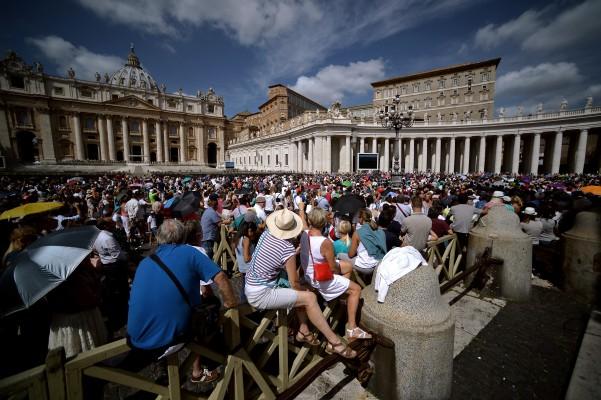 En stor folkmassa samlades när påven talade om flyktingkrisen i Europa under söndagen. Foto: Filippo Monteforte