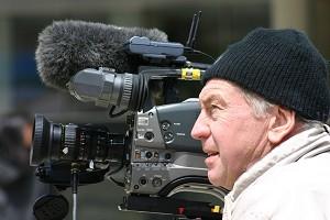 Filmaren Peter Rowe samlar material för sin dokumentär Beyond the Red Wall, Toronto 2005. (Jan Jekielek/The Epoch Times)