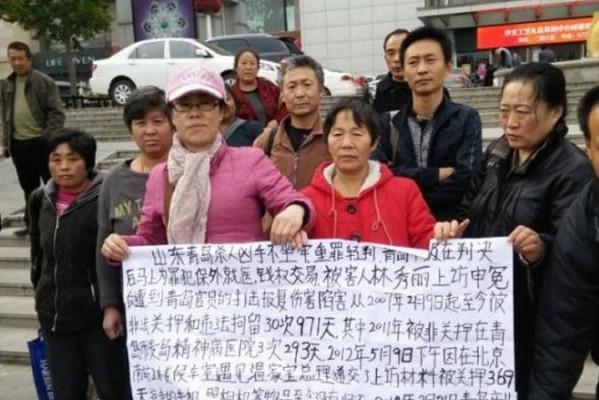 Petitionärer från Shanghai samlades framför Bairong World Trade Center i centrala Peking där Apec-toppmötet hålls, för att berätta för Apec-deltagarna om sina fall. (Skärmdump från Boxun.com) 