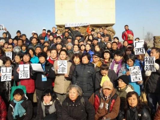 Hundratals petitionärer demonstrerar i Pekings Fengtai-distrikt på internationella dagen för mänskliga rättigheter, den 10 december 2013. De håller upp skyltar och banderoller med texten "Ge mig tillbaka mina mänskliga rättigheter". (Foto: Epoch Times)