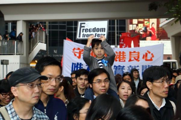 Efter den senaste tidens attacker på Hongkongmedier, bland annat en knivattack på en före detta redaktör, deltog 13 000 personer i en parad mot våldet, som hölls av nyhetsorganisationer den 2 mars. En initierad källa säger nu att både denna och andra uppmärksammade attacker utförts av Kinas beväpnade polis. (Foto: Epoch Times)