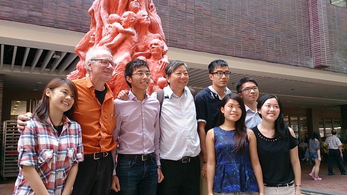 Jens Galshiot tillsammans med studenter på universitetet i Hongkong. (Foto: Galleri Galshiot)