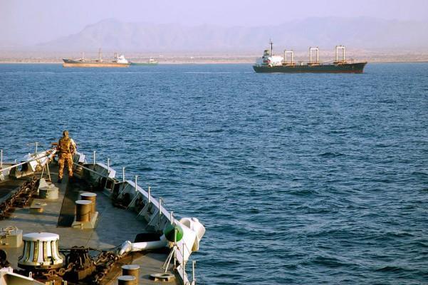 Ett fartyg eskorteras i hamn av NATO utanför Somalias kust den 30 november 2008. 29 000 kubikmeter förnödenheter från World Food Program har eskorterats till Somalia med NATO:s hjälp. (AFP PHOTO / HO / NATO - Luigi Cotrufo)