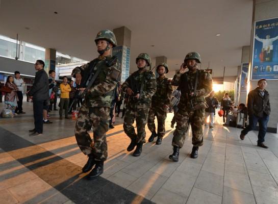 Kinesisk paramilitär bevakar utanför platsen där terroristattacken ägde rum vid tågstationen i Kunming, Yunnanprovinsen, den 3 mars. Uigurer har diskriminerats efter attacken, vilket lett till diskussioner i Kina. (Foto: Mark Ralston/AFP/Getty Images)