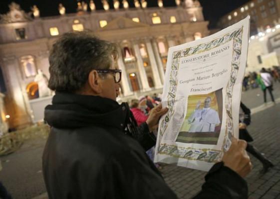 Tidningen L'Osservatore Romano gav ut en specialutgåva om den nya påven Franciskus I. (Foto: Peter MacDiarmid/Getty Images)