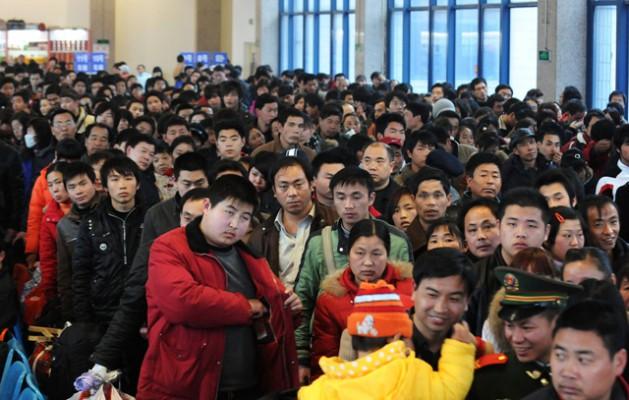 Kinas urbana befolkning ökar, men inte lika mycket som tidigare. En orsak är att mängden migrantarbetare i städerna är mindre till följd av finanskrisen. (Foto: AFP)