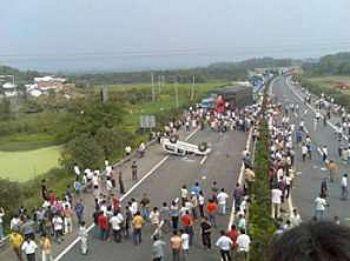 Över 10 000 personer i staden Nankang i Jiangxiprovinsen demonstrerade mot den nya skattelagen. (Foto: Epoch Times arkiv)