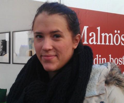Emelie Neumann, 18, studerande socialvetenskap, Malmö, Sverige. <p> Jag ser fram emot att ta min kandidatexamen och att resa runt för att se världen. Jag ser också fram emot att börja mitt vuxna liv.
