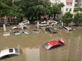 Kraftigt regn den 7 maj satte tusentals bilar under vatten i Guangdong.(Foto: Epoch Times Archive)
