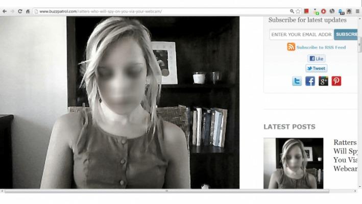En ung kvinna bevakas genom sin webbkamera (skärmbild från buzzpatrol.com)