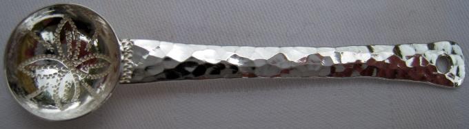 En saltsked i silver av den samiske slöjdaren Per Henrik Påve. (Foto: Christer Fugelsang)