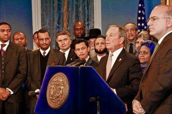New Yorks borgmästare Michael Bloomberg tar hjälp av ledare för religiösa samfund i Pass it on-kampanjen. (Foto: Lixin/Epoch Times)