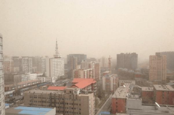 Årets hittills värsta sandstorm drabbade Peking den 28 mars 2015 (Weibo.com)