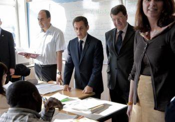 Frankrikes president Nicolas Sarkozy (mitten) och utbildningsminister Xavier Darcos talar med eleverna när de besöker Jean-Baptiste Clement-gymnasiet i Paris förort Gagny i mars. (Foto: Philippe Wojazer / AFP / Getty Images)