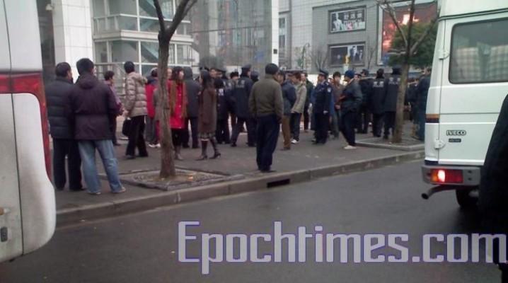 Minxingdistriktets vädjandekontor och Maqiaos myndigheter skickade ett dussintals personer och två bussar för att plocka upp appellanterna. (Foto: Epoch Times)
