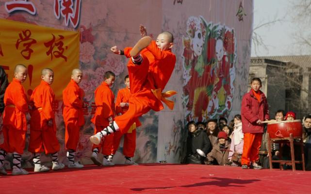 En elev från en av Shaolins kampsportskolor visar upp sina färdigheter. (AFP PHOTO/ Peter Parks)