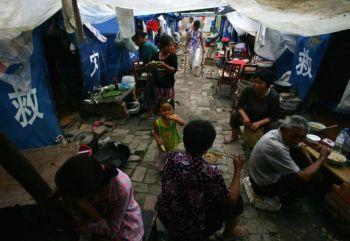 Överlevande efter jordbävningen bor i tillfälliga tält i Leigu, Sichuan, 1 augusti 2008. De kinesiska ledarna har utsett byggandet av nya hem till jordbävningsoffren som en nationell prioritet. (Foto: Guang Niu/Getty Images)