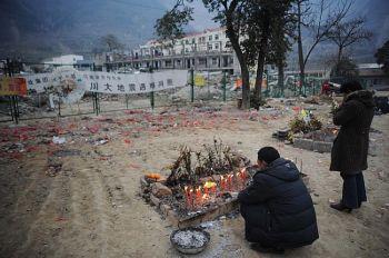 Några föräldrar brände rituella ”papperspengar” och rökelse inför det kinesiska nyåret till minne av sina barn som dog när Beichuans mellanstadieskola rasade ihop under jorbävningen den 12 maj. (China Photos/Getty Images)