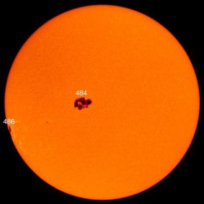 Solens fläckar blir allt färre, visar nya studer. Denna bild är från 23 oktober 2003 och uppvisar två mycket stora solfläckar. (Foto: AFP)