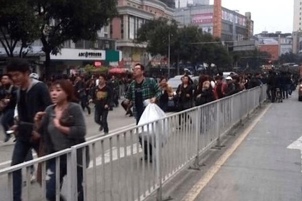 Kineser som reagerar på att någon har skrikit "knivattack" på en stor affärsgata i Chengdu i Sichuanprovinsen, den 14 mars. Det har blivit flera rusningar i Kina efter den våldsamma knivattacken i Kunming den 1 mars. (Weibo.com)