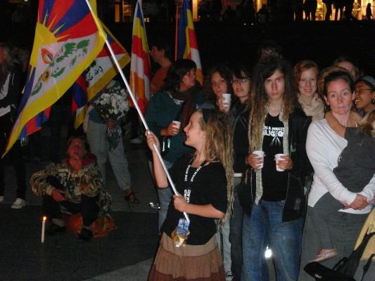 Manifestation på Sergels Torg i går kväll för Tibet. (Foton: Tony Lingefors/Epoch Times)

