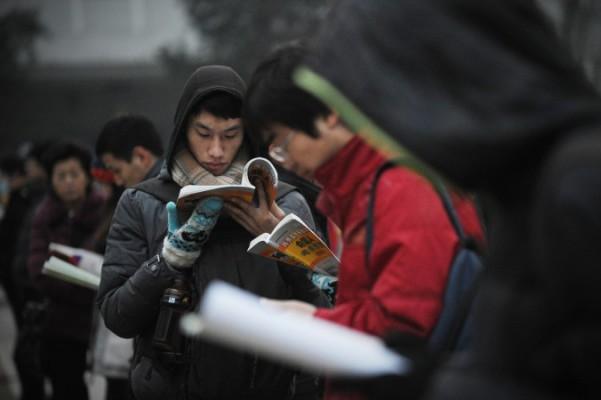 Studenter som pluggar i Peking, januari 2014. Pressen i samband med de nationella intagningsproven till högskolan i Kina leder till stor press på eleverna, och varje år begår några till och med självmord. (Foto: Wang Zhao/AFP/Getty Images)