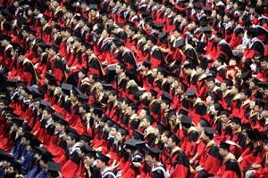 Studenter utexamineras under en ceremoni vid Tsinghuauniversitet i Peking den 18 juli. Polisen i Peking planerar att stationera sig på betydande universitet. (China Photos/Getty Images)