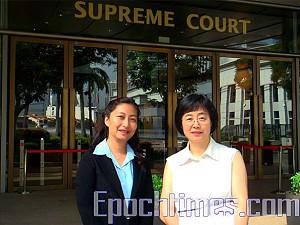 De överklagande står framför Singapores Högsta Domstol. Dr Wang till höger. (Foto: The Epoch Times)
