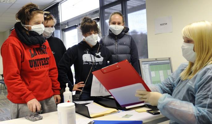 Studenter kommer till en svininfluensamottagning i Melbourne, Asutralien. Svininfluensan har ökat markant i Australien i juni. (Foto: William West/ AFP) 