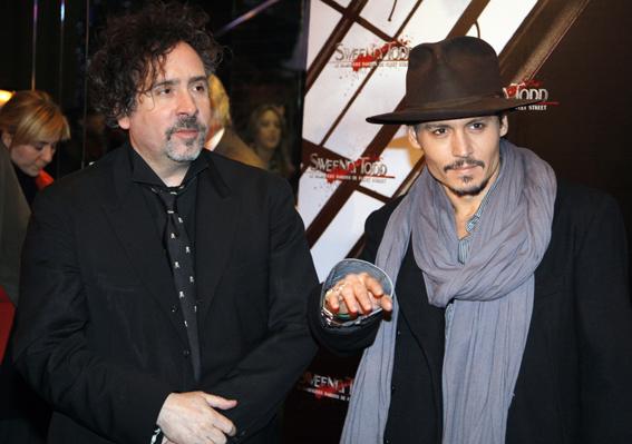 Regissören Tim Burton och skådespelaren Johnny Depp vid presentationen av thrillermusicalen Sweeney Todd i Paris i januari. Nu släpps den på dvd. (Foto: AFP)