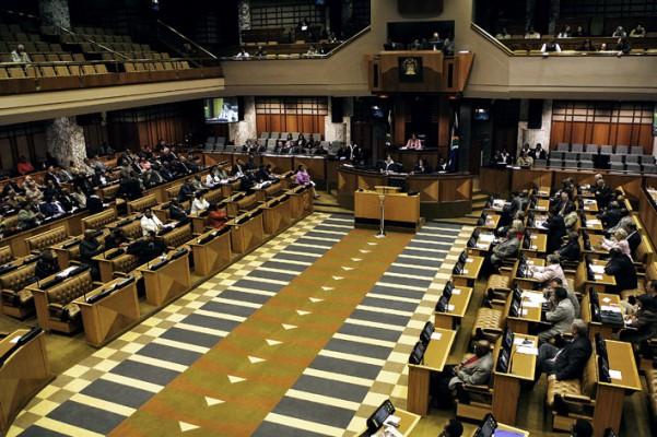 Det sydafrikanska parlamentets talman Baleka Mbete läste upp president Thabo Mbekis avskedsansökan i nationalförsamlingen den 22 september. Nu kan en interimspresident komma att styra landet fram till presidentvalet nästa år. (Foto: AFP)