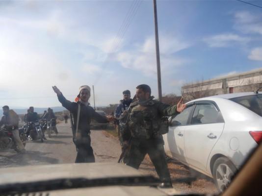 Sett från vindrutan på en bil: medlemmar i Syriens Frihetsarmé (FSA) intar sina positioner i Idlib, nordvästra Syrien den 22 februari. (BulentKilic/AFP/Getty Images)
