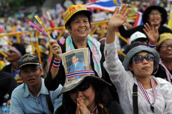En thailändsk demonstrant med ett foto av kung Bhumibol Adulyadej deltar i en protest vid Demokratimonumentet i Bangkok den 24 november. (Foto: Christophe Archambault/AFP/Getty Images)