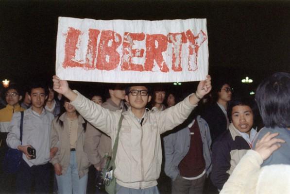 Det kinesiska folkets rop på frihet under demonstrationen på Himmelska fridens torg mellan slutet av april och 4 juni 1989 slogs ner av regimen och många dog eller miste sin frihet. Människorättsorganisationen Supporting Human Rights in China bjuder in till en tyst minut för offren, klockan 18.30 den 4 juni. (Foto: AFP)
