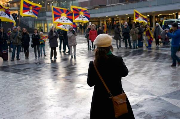 På måndagseftermiddagen samlades ett 40-tal personer på Sergels torg i Stockholm för att stödja Tibets sak. Bland talarna fanns SHRICs (Supporting Human Rights in China) ordförande Petra Lindberg. (Foto: Svenska Tibetkommittén)
