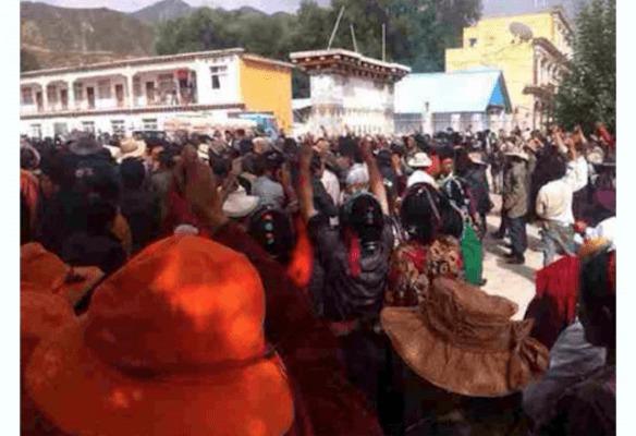 En folkmassa i Kardzeprefekturen i Sichuanprovinsen höll en fredlig protest den 12 augusti. Polisen sköt efter en kort tid in i folkmassan och fyra tibetaner dog senare i häktet till följd av sina obehandlade skottskador. (Foto: Save Tibet) 