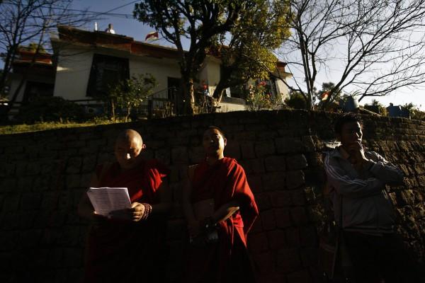 En tibetansk munk i exil läser ett papper i väntan på en konferens som hölls i Dharamsala, Indien, i november 2008. Ledande exiltibetaner höll ett veckolångt möte som resulterade i en mer radikal inställning till den långa kampen mot kinesiskt styre i Tibet. De kinesiska myndigheterna fortsätter att strama åt kontrollen i Tibet, nu har all elektronisk media med information från omvärlden stängts av i området och tv-kanalerna visar endast program från den statsägda kinesiska tv-stationen. (AFP PHOTO/ Manpreet Romana)