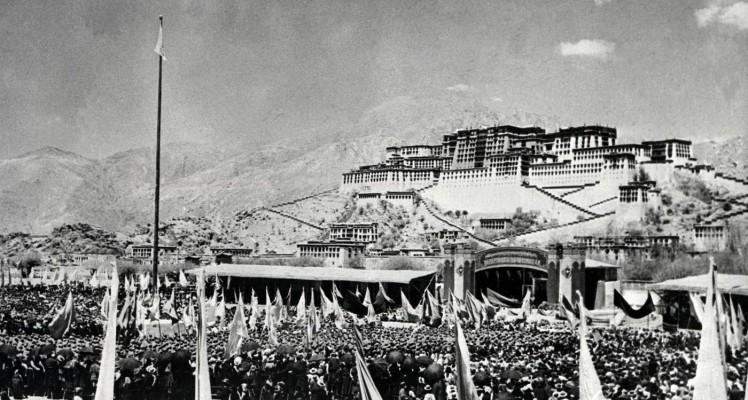 Lhasa, 10 mars 1959: Tibetaner samlades framför Potala Palace, Dalai Lamas tidigare hem, under det väpnade upproret mot det kinesiska styret. Tibet ockuperades 1950 av kinesiska kommunistiska krafter och utnämndes till en "självständig" region i Kina 1965. (AFP)
