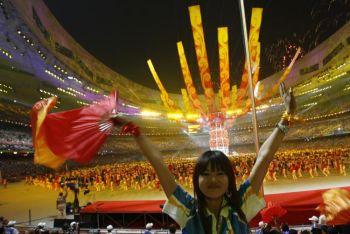 En jublande flicka vid avslutningsceremonin i Peking-OS. (Adrian Dennis/AFP/Getty Images)