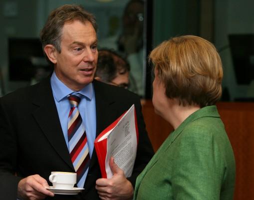 Storbritanniens premiärminister Tony Blair och Tysklands förbundskansler Angela Merkel under en paus i EU-toppmötet där energi, företagande, arbetslöshet och kunskap var viktiga frågor. (Foto: Denis Closon  AFP)