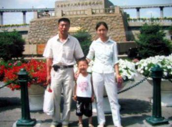 Liu Jinglu, Sun Lixiang och deras son. (The Epoch Times)