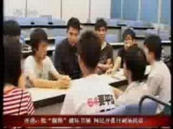 Under en pratshow på TV-kanalen Shenzhen Satellite TV kunde man i ett klipp se en man med en t-shirt med texten "Upprättelse för 4 juni" på ryggen. (Bild från TV)