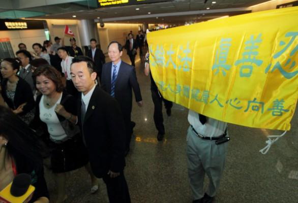 Guangdongs guvernör Huang Huahua på statsbesök i Taiwan, möts av Falun Gong-utövare som håller upp banderoller med texten "Falun Dafa -sanning-godhet-tålamod" på Taoyuan-flygplatsen. (Foto: minghui.org)