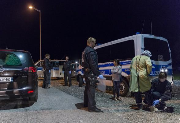 Flyktingar kontrolleras vid den tysk-österrikiska gränsen. Tyskland har återinfört gränskontrollerna i södra Tyskland för att få kontroll på flyktingsituationen. Foto:Günter Schiffmann  7AFP/Getty Images
