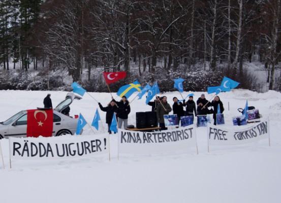 Uigurer protesterade utanför Kinas ambassad i Stockholm. 5 februari är ett datum då uigurer över hela världen går till de kinesiska ambassaderna för att protestera mot förtrycket i Kina. (Foton: Emil Almgren)